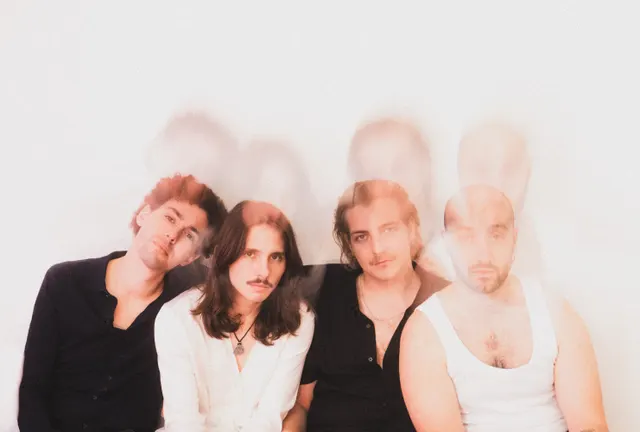 Les quatre membres de BARKING. en double exposition, effet fantôme