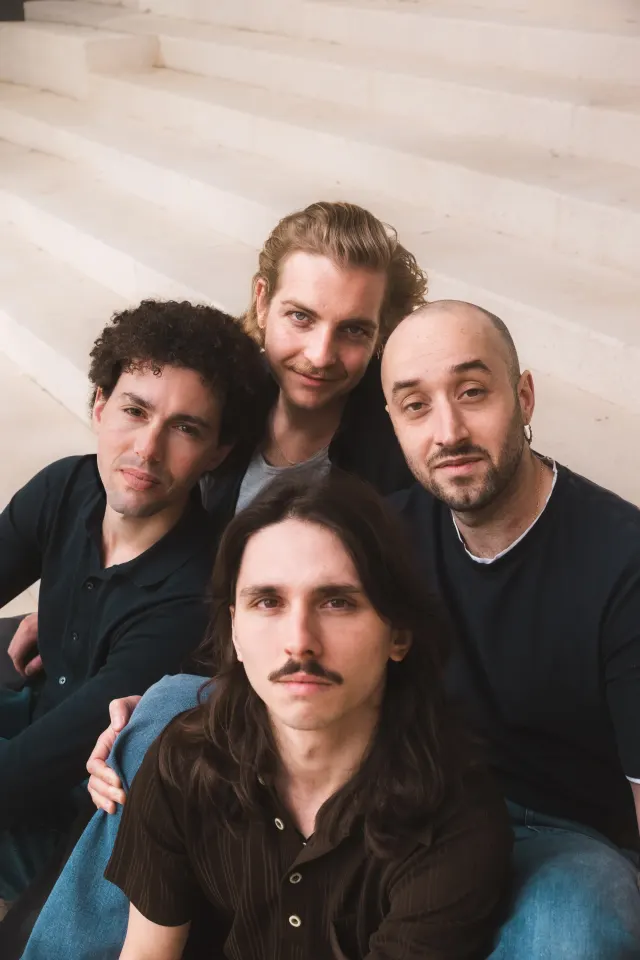 Portrait du groupe assis sur des marches claires