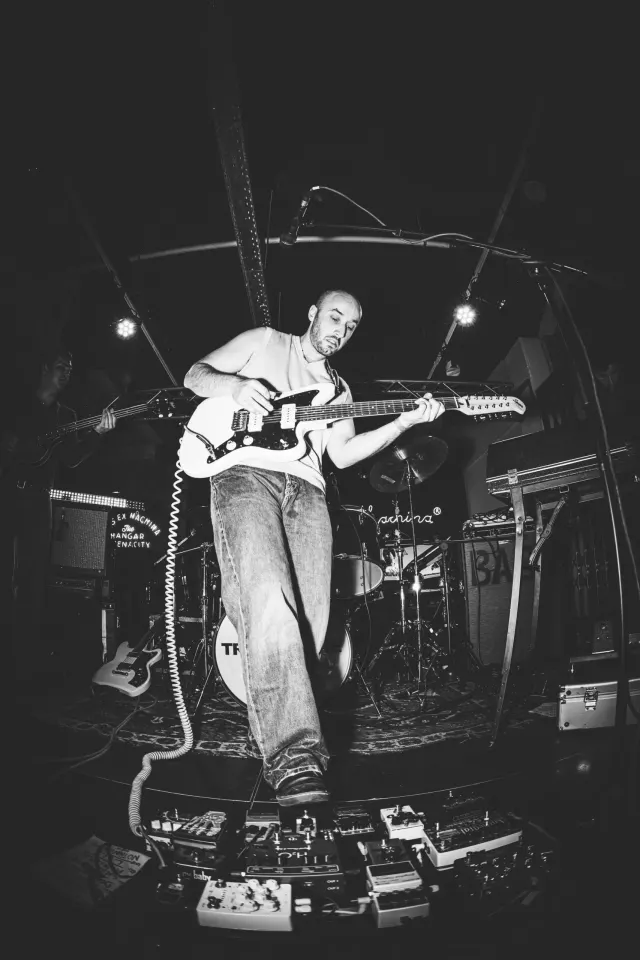 Guitariste sur scène au Deus Ex Machina, photo noir et blanc