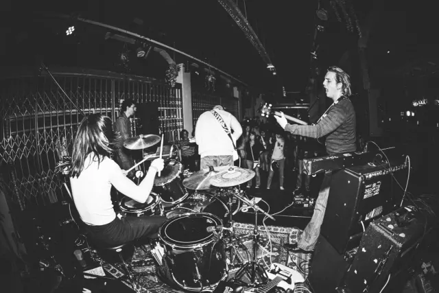 Le groupe au complet sur la scène du Deus Ex Machina, photo noir et blanc