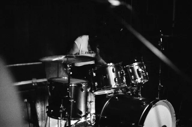 Batterie en concert, photo noir et blanc