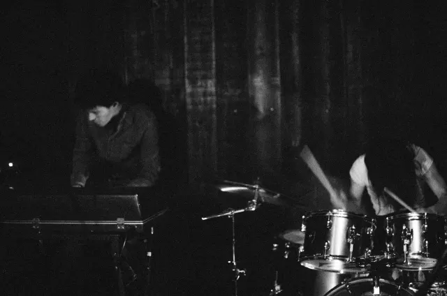 Claviériste et batteur dans la pénombre, photo noir et blanc
